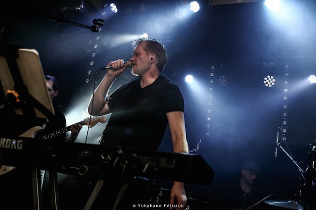 Musiciens en performance live pendant un événement professionnel, créant une ambiance dynamique et conviviale pour les invités d'une entreprise.