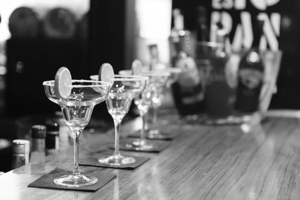 Un groupe de musique cocktail en pleine performance live, créant une ambiance élégante et conviviale pour un événement raffiné.